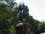 Kip enega izmed madžarskih junakov pred palamentom