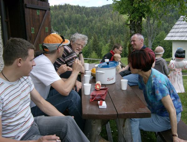 Z veseljem smo pojedli kompot iz rabarbare. Seveda smo vsi nestrpno čakali še na glavno jed.