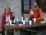 Polona in Franci, na sredini pa steklenica res starega vina. Staro vino ne pomeni vedno kvalitetno vino.:)