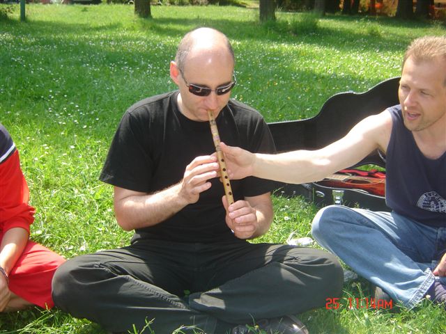 Naš član Dejan Unger nam je zaigral tudi na kitaro in prinesel še nekaj glasbil